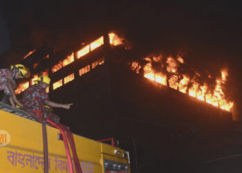 ভেঙে পড়েছে ভবনের ছাদ, এখনও জ্বলছে আগুন