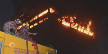 ভেঙে পড়েছে ভবনের ছাদ, এখনও জ্বলছে আগুন