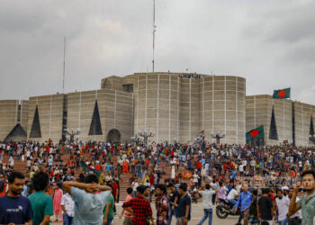 সংসদ ভবনের ফটক পেরিয়ে মঞ্চের সামনে অবস্থান নিয়েছেন জুলাই যোদ্ধারা