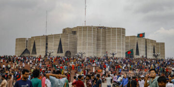 সংসদ ভবনের ফটক পেরিয়ে মঞ্চের সামনে অবস্থান নিয়েছেন জুলাই যোদ্ধারা