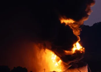 সাত আরোহী নিহত: ৩৮ হাজার গ্যালন জ্বালানিবাহী মার্কিন কার্গো বিমান বিধ্বস্ত