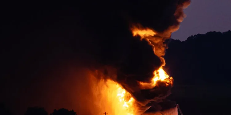 সাত আরোহী নিহত: ৩৮ হাজার গ্যালন জ্বালানিবাহী মার্কিন কার্গো বিমান বিধ্বস্ত