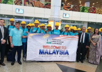 দেশে আটকে পরা কর্মীদের প্রথম ফ্লাইট মালয়েশিয়ায় পৌঁছেছে