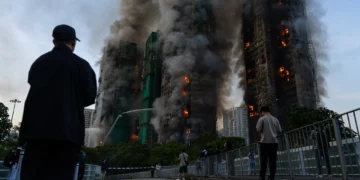 দুই হাজার আবাসিক ইউনিটের কমপ্লেক্সে ভয়াবহ আগুন, দেখুন সরাসরি