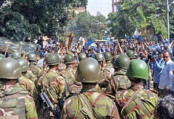 ধানমন্ডি ৩২ নম্বরে বুলডোজার আটকে দিলো সেনাবাহিনী