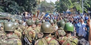 ধানমন্ডি ৩২ নম্বরে বুলডোজার আটকে দিলো সেনাবাহিনী