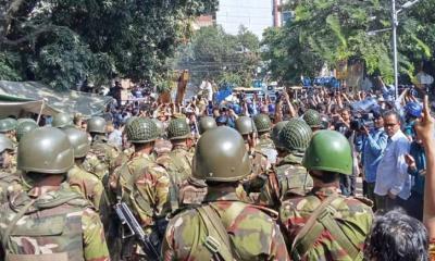 ধানমন্ডি ৩২ নম্বরে বুলডোজার আটকে দিলো সেনাবাহিনী