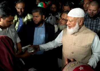 গতকাল রাতে কড়াইল বস্তিবাসীর খোঁজখবর নিতে ছুটে যান আমীরে জামায়াত