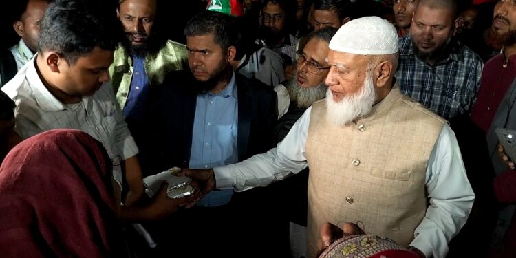 গতকাল রাতে কড়াইল বস্তিবাসীর খোঁজখবর নিতে ছুটে যান আমীরে জামায়াত