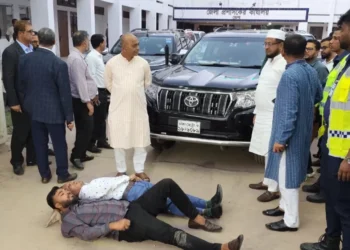 ভোলায় সফররত তিন উপদেষ্টাকে অবরুদ্ধ করে স্থানীয়দের বিক্ষোভ