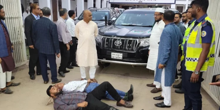 ভোলায় সফররত তিন উপদেষ্টাকে অবরুদ্ধ করে স্থানীয়দের বিক্ষোভ