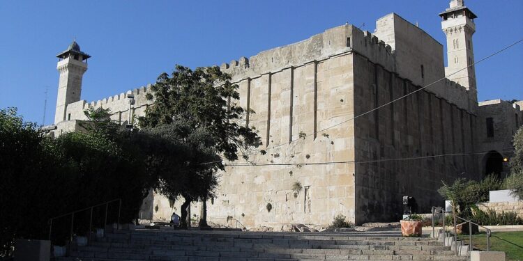 হেবরনের ইব্রাহিমি মসজিদ বন্ধ ঘোষণা, ফিলিস্তিনিদের ওপর কারফিউ আরোপিত