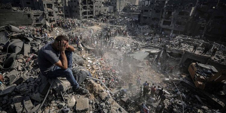 গাজায় ইসরায়েলের হামলা চলছেই, নিহতের সংখ্যা ছাড়াল ৭০ হাজার