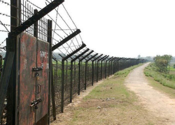 বাংলাদেশে প্রবেশের জন্য ভারতের সীমান্তে জড়ো হয়েছেন প্রায় দেড়শো মানুষ