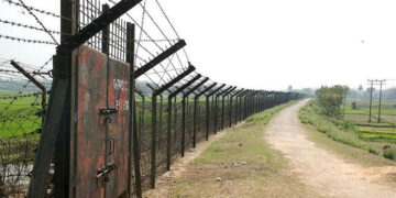 বাংলাদেশে প্রবেশের জন্য ভারতের সীমান্তে জড়ো হয়েছেন প্রায় দেড়শো মানুষ