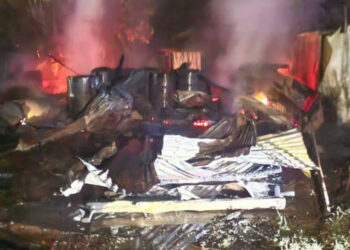 বাজারে এক ভয়াবহ অগ্নিকাণ্ডে দুটি স্বর্ণের দোকানসহ মোট ২৩টি ব্যবসা প্রতিষ্ঠান সম্পূর্ণ ভস্মীভূত হয়েছে।