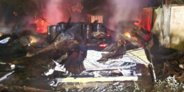 বাজারে এক ভয়াবহ অগ্নিকাণ্ডে দুটি স্বর্ণের দোকানসহ মোট ২৩টি ব্যবসা প্রতিষ্ঠান সম্পূর্ণ ভস্মীভূত হয়েছে।