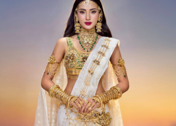 মঞ্চ থেকে নেমে এলেন মিথিলা, আবেগে আপ্লুত হয়ে কাঁদলেন