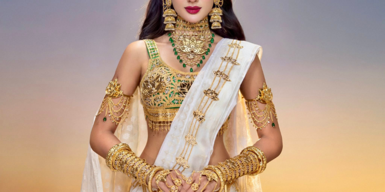 মঞ্চ থেকে নেমে এলেন মিথিলা, আবেগে আপ্লুত হয়ে কাঁদলেন