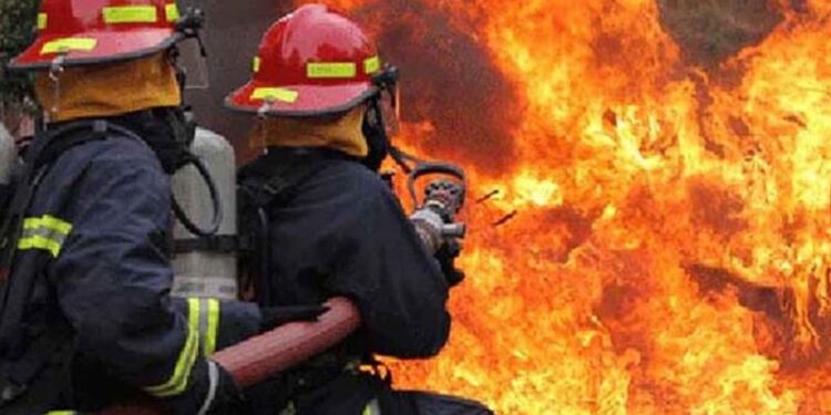 কারওয়ান বাজারে অগ্নিকাণ্ড, নিয়ন্ত্রণে ৩ ইউনিট