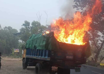 মহাসড়কে চলন্ত ট্রাকে আগুন