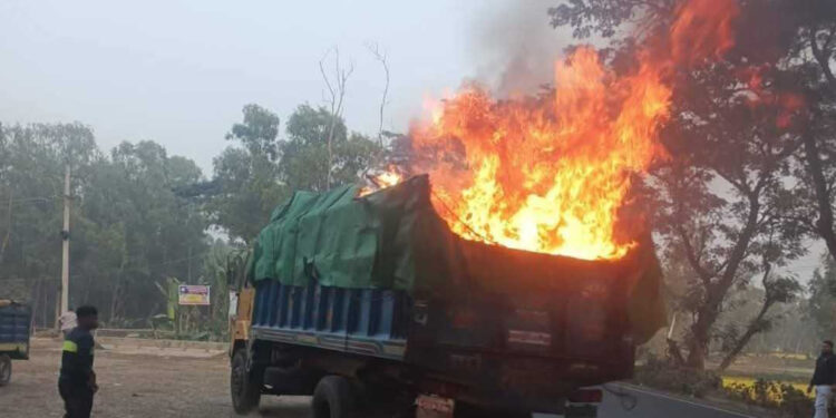 মহাসড়কে চলন্ত ট্রাকে আগুন