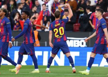 দাপুটে জয়ে রিয়ালকে টপকে শীর্ষে বার্সেলোনা