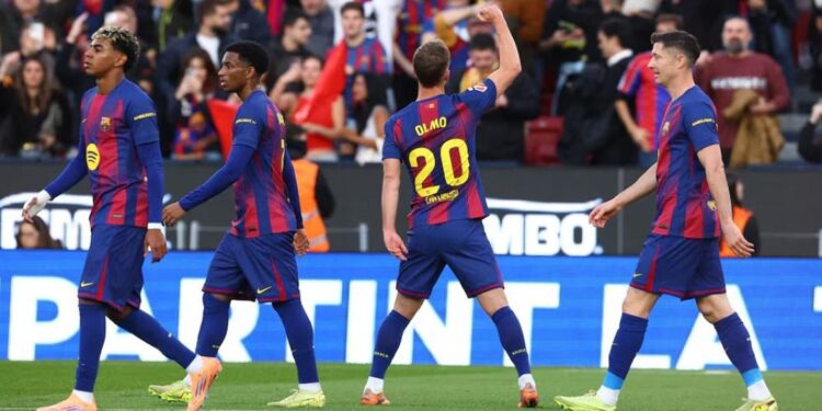 দাপুটে জয়ে রিয়ালকে টপকে শীর্ষে বার্সেলোনা