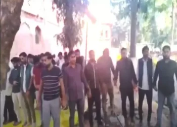 ভারতে বিশ্ববিদ্যালয়ে সহপাঠীদের নামাজের সময় পাহারা দিচ্ছে হিন্দু শিক্ষার্থীরা