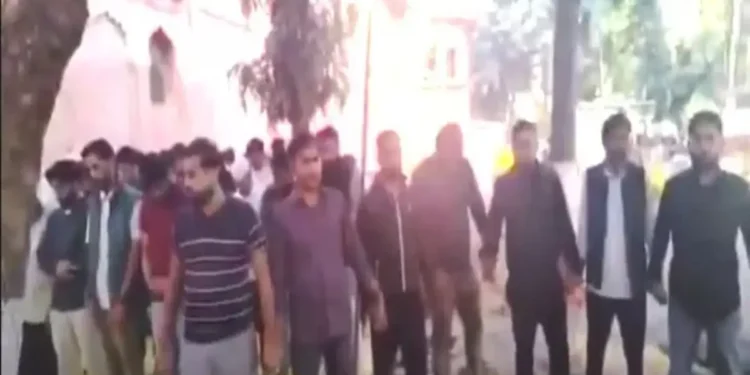 ভারতে বিশ্ববিদ্যালয়ে সহপাঠীদের নামাজের সময় পাহারা দিচ্ছে হিন্দু শিক্ষার্থীরা